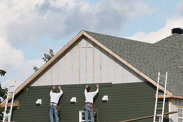 Professional Siding Contractor technician working in Deerfield, IL